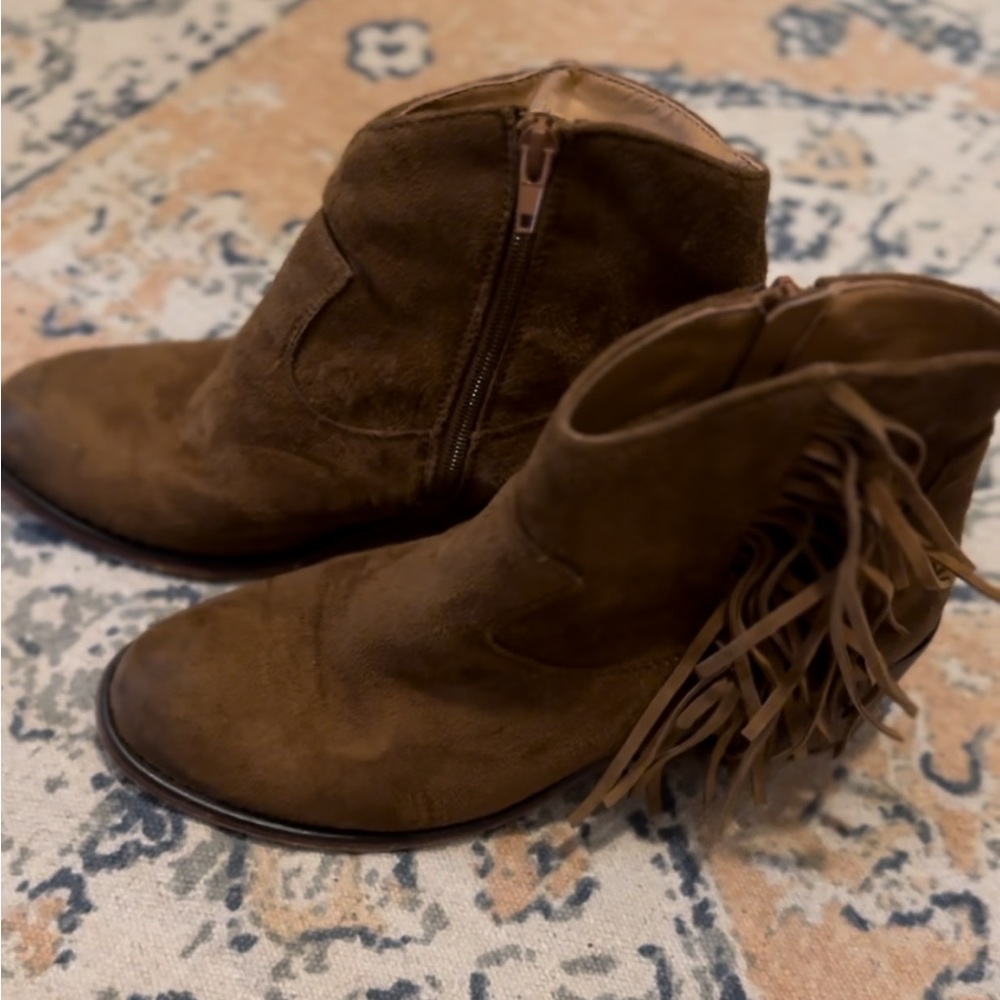 8.5 fringe suede boots from Buckle